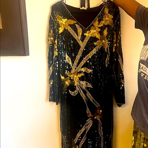 Elegant Black and Gold Sequin Dress - Picture 1 of 3